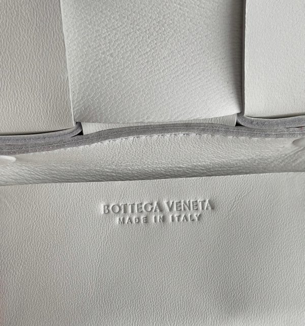 Imitation du sac Bottega Veneta Candy Cassette en blanc – Image 6