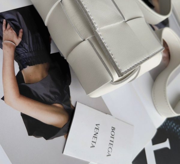 Imitation du sac Bottega Veneta Candy Cassette en blanc – Image 5