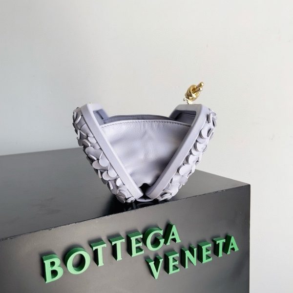 Fausse Bottega Veneta Knot Minaudiere Clutch en Sequins Oyster – Image 9