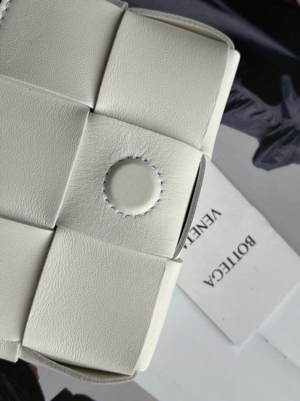 Imitation du sac Bottega Veneta Candy Cassette en blanc – Image 3