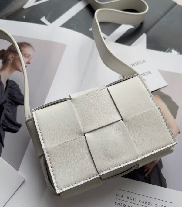 Imitation du sac Bottega Veneta Candy Cassette en blanc – Image 2