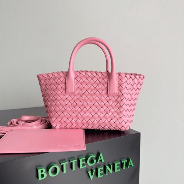 Réplique du sac Bottega Veneta Cabat Mini en cuir d’agneau intrecciato rose – Image 10