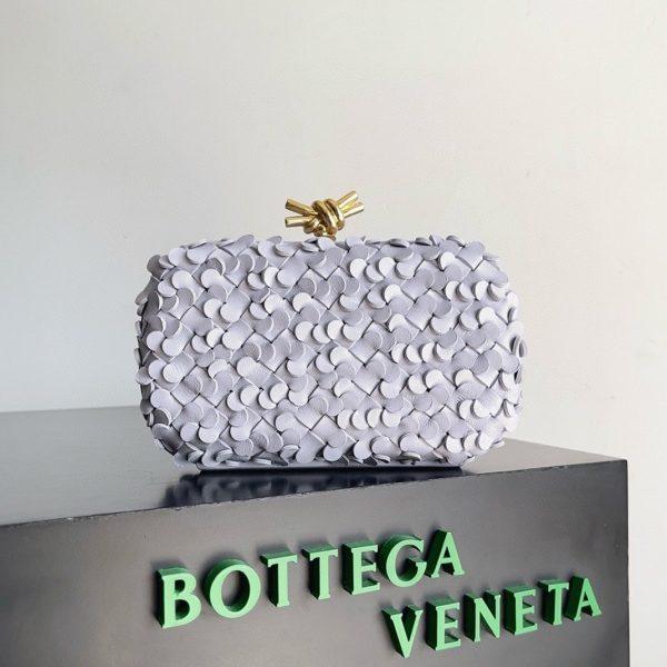 Fausse Bottega Veneta Knot Minaudiere Clutch en Sequins Oyster – Image 7
