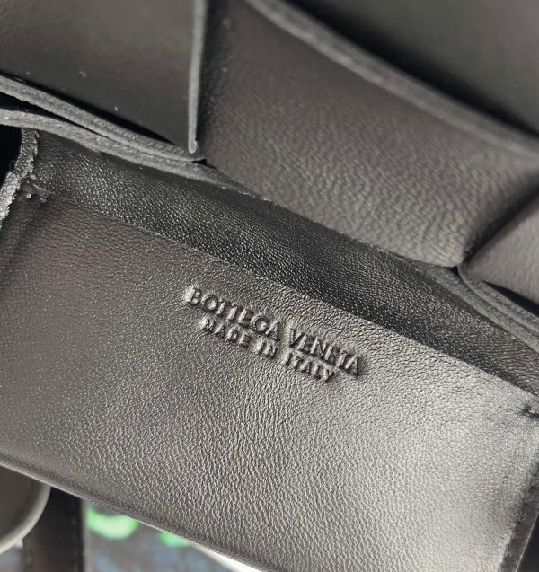 Fausse Bottega Veneta Candy Cassette en noir – Image 6