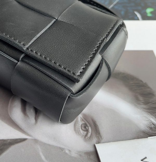 Fausse Bottega Veneta Candy Cassette en noir – Image 3