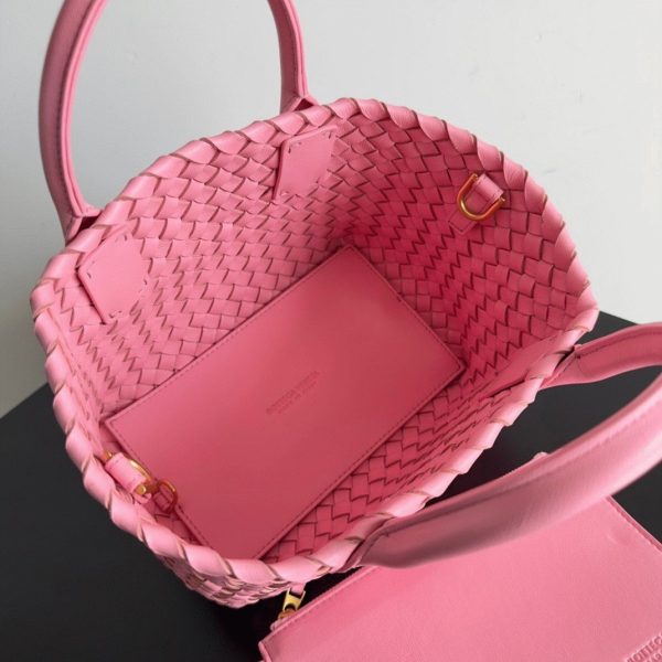 Réplique du sac Bottega Veneta Cabat Mini en cuir d’agneau intrecciato rose – Image 8