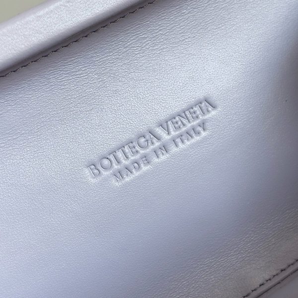 Fausse Bottega Veneta Knot Minaudiere Clutch en Sequins Oyster – Image 6