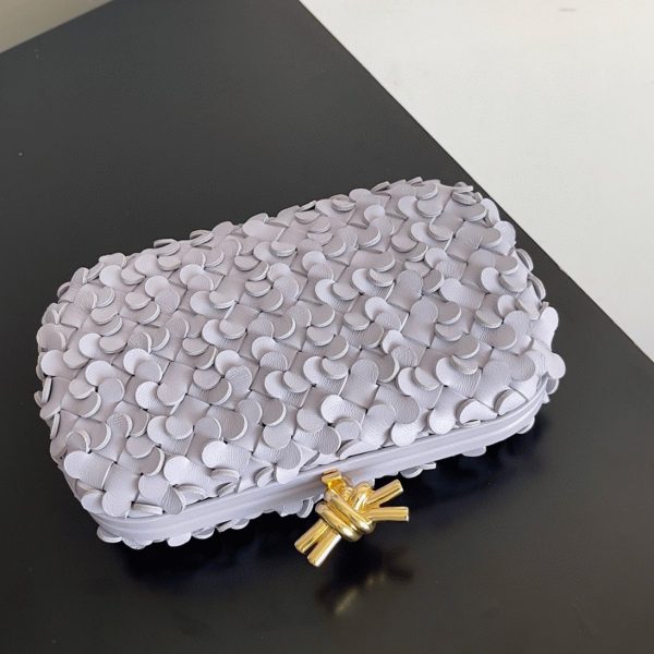 Fausse Bottega Veneta Knot Minaudiere Clutch en Sequins Oyster – Image 5