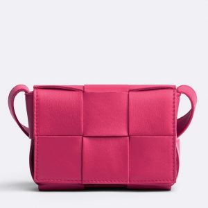 Contrefaçon du sac Bottega Veneta Candy Cassette en Cranberry