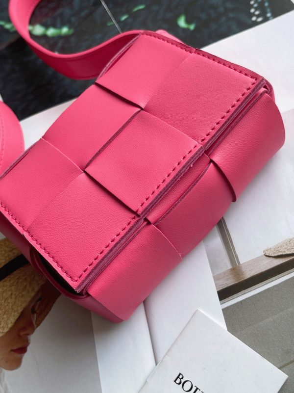 Contrefaçon du sac Bottega Veneta Candy Cassette en Cranberry – Image 9