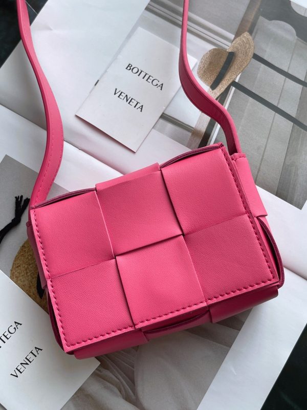 Contrefaçon du sac Bottega Veneta Candy Cassette en Cranberry – Image 8