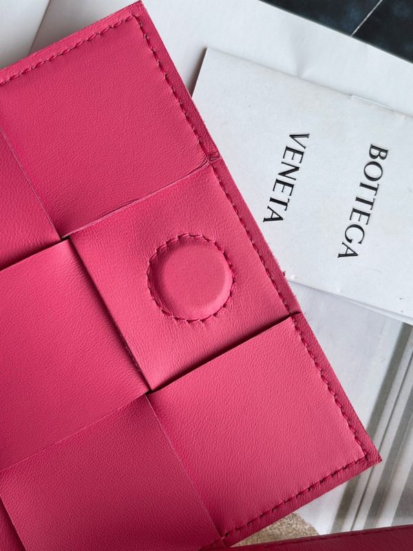 Contrefaçon du sac Bottega Veneta Candy Cassette en Cranberry – Image 7