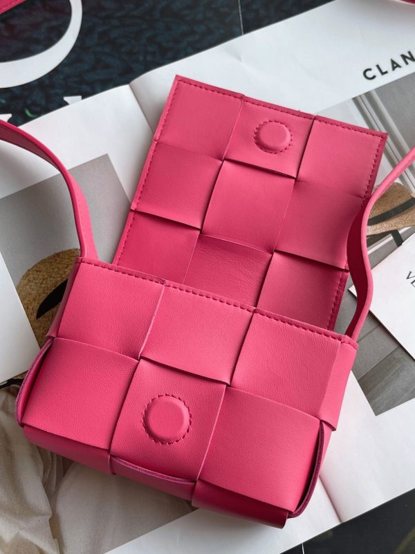 Contrefaçon du sac Bottega Veneta Candy Cassette en Cranberry – Image 6