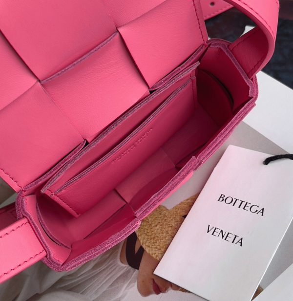 Contrefaçon du sac Bottega Veneta Candy Cassette en Cranberry – Image 5
