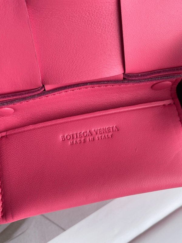 Contrefaçon du sac Bottega Veneta Candy Cassette en Cranberry – Image 4