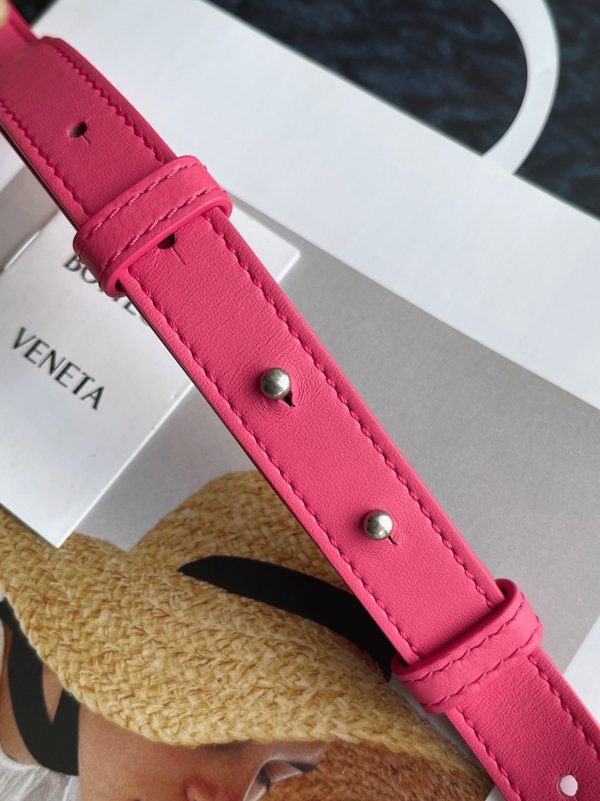 Contrefaçon du sac Bottega Veneta Candy Cassette en Cranberry – Image 3