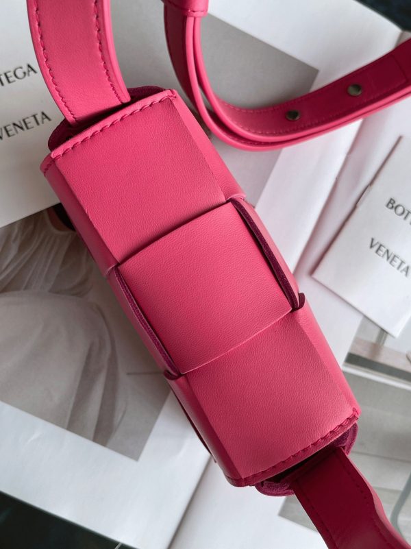Contrefaçon du sac Bottega Veneta Candy Cassette en Cranberry – Image 2