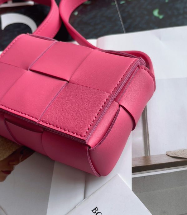 Contrefaçon du sac Bottega Veneta Candy Cassette en Cranberry – Image 10