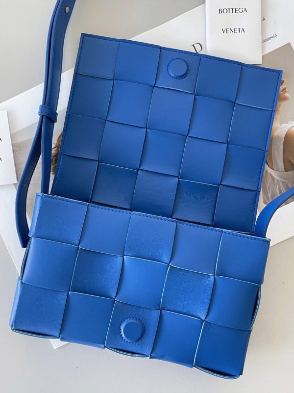 Contrefaçon du sac Bottega Veneta Cassette en bleu – Image 9