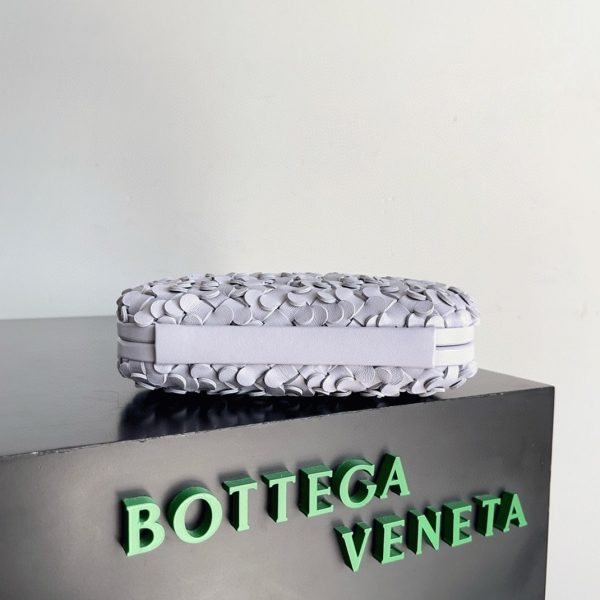Fausse Bottega Veneta Knot Minaudiere Clutch en Sequins Oyster – Image 4