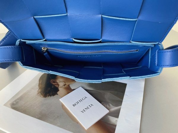 Contrefaçon du sac Bottega Veneta Cassette en bleu – Image 8