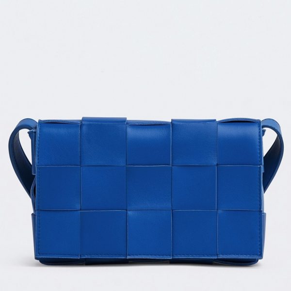 Contrefaçon du sac Bottega Veneta Cassette en bleu