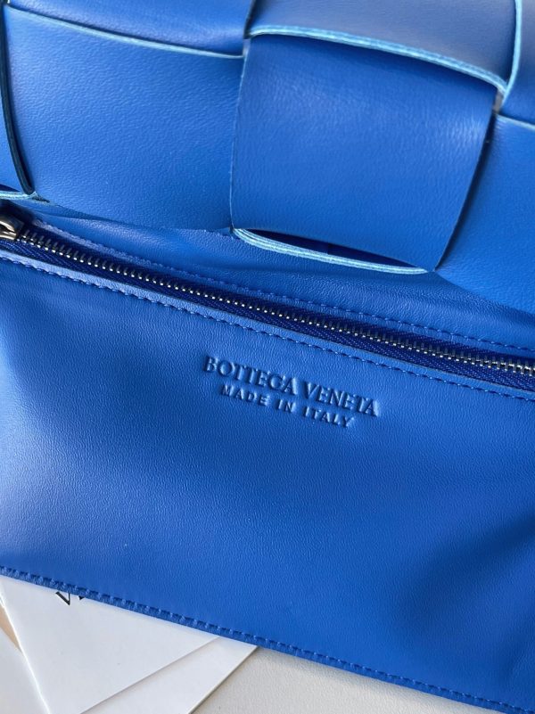 Contrefaçon du sac Bottega Veneta Cassette en bleu – Image 7