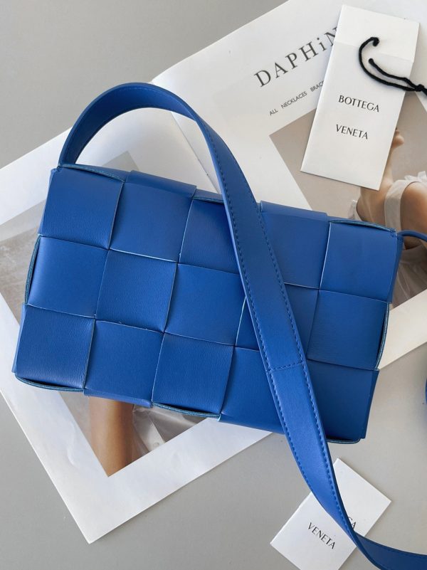 Contrefaçon du sac Bottega Veneta Cassette en bleu – Image 6