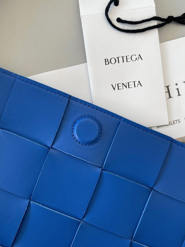 Contrefaçon du sac Bottega Veneta Cassette en bleu – Image 5