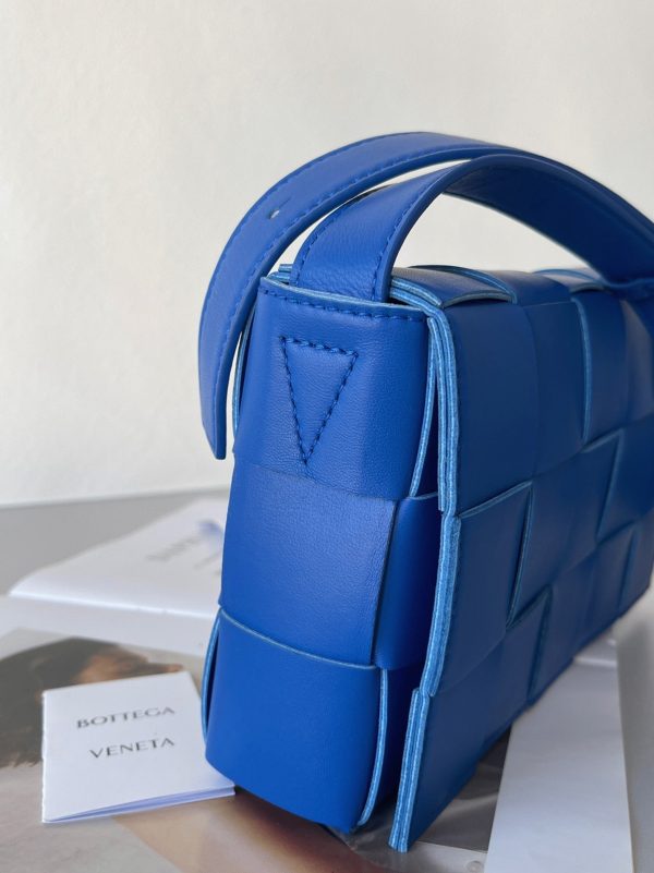 Contrefaçon du sac Bottega Veneta Cassette en bleu – Image 4
