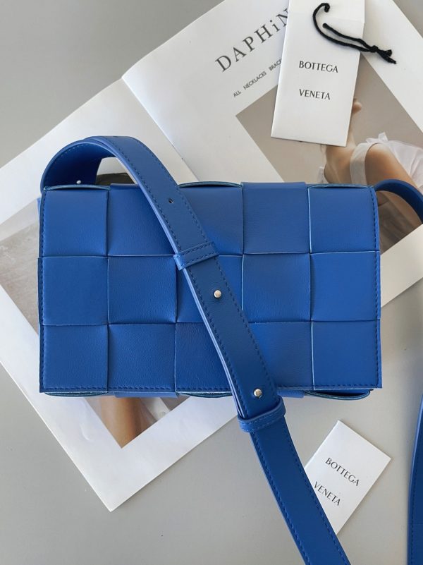 Contrefaçon du sac Bottega Veneta Cassette en bleu – Image 3