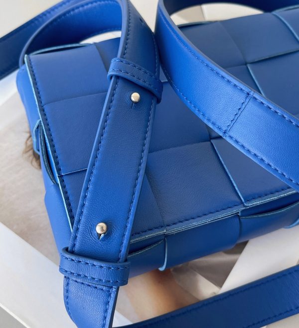 Contrefaçon du sac Bottega Veneta Cassette en bleu – Image 2