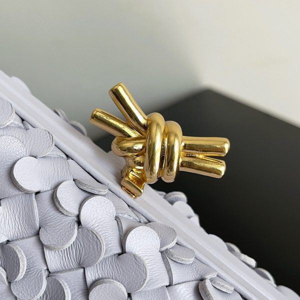 Fausse Bottega Veneta Knot Minaudiere Clutch en Sequins Oyster – Image 3