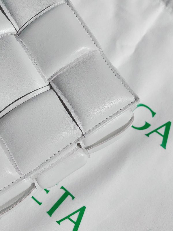 Contrefaçon du sac Bottega Veneta Chain Cassette en blanc – Image 10
