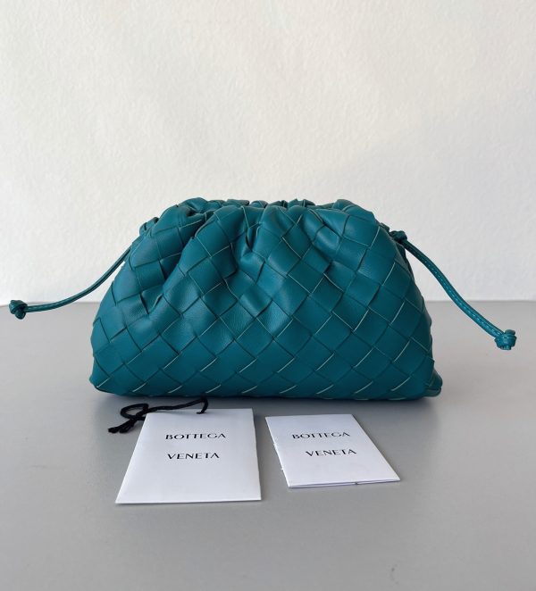 Faux Mini Pochette Bottega Veneta avec Sangle en Colvert