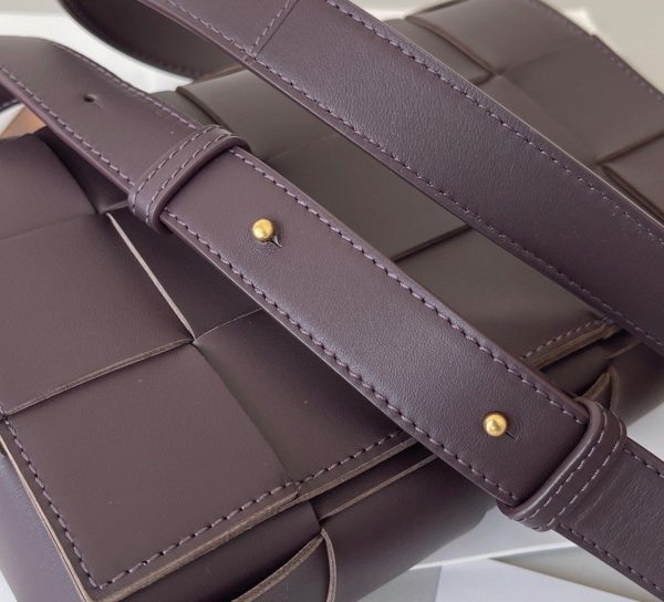 Contrefaçon du sac Bottega Veneta Cassette en Fondant – Image 4