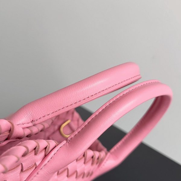 Réplique du sac Bottega Veneta Cabat Mini en cuir d’agneau intrecciato rose – Image 3
