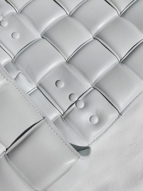 Contrefaçon du sac Bottega Veneta Chain Cassette en blanc – Image 9