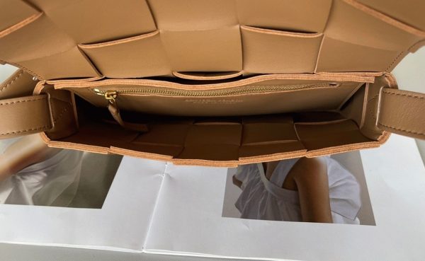 Réplique du sac Bottega Veneta Cassette en caramel – Image 9