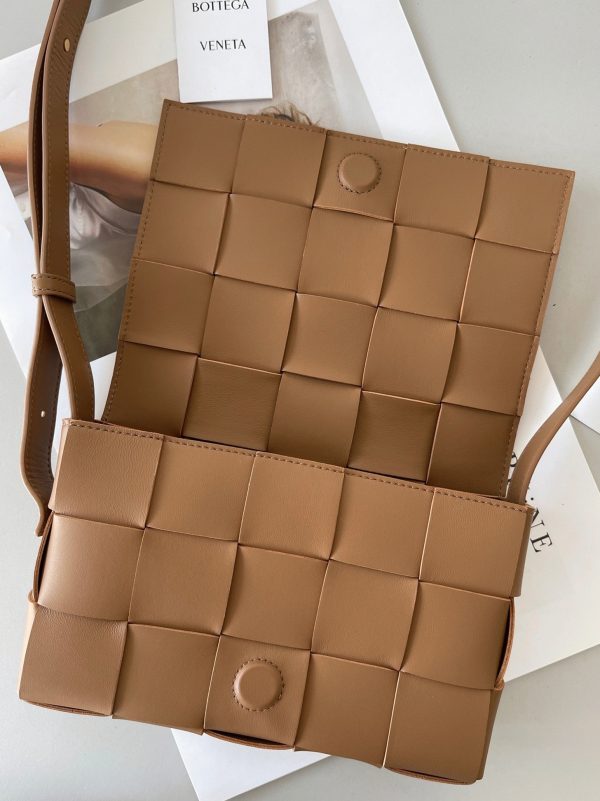 Réplique du sac Bottega Veneta Cassette en caramel – Image 8
