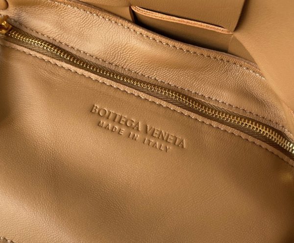 Réplique du sac Bottega Veneta Cassette en caramel – Image 7