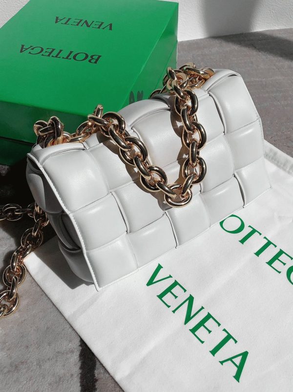 Contrefaçon du sac Bottega Veneta Chain Cassette en blanc – Image 8