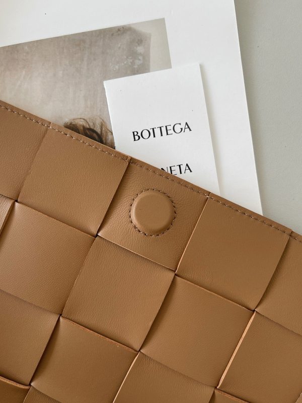 Réplique du sac Bottega Veneta Cassette en caramel – Image 5