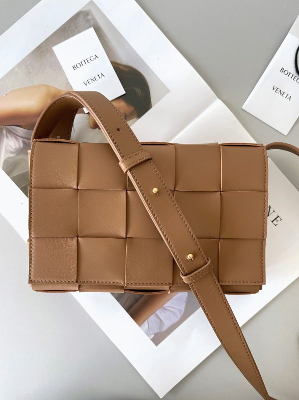 Réplique du sac Bottega Veneta Cassette en caramel – Image 4