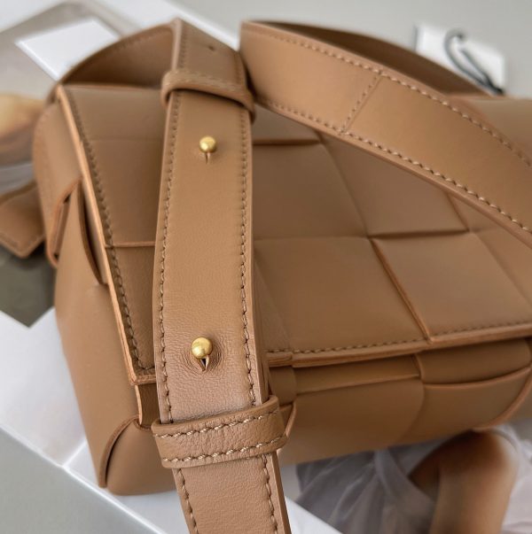 Réplique du sac Bottega Veneta Cassette en caramel – Image 3