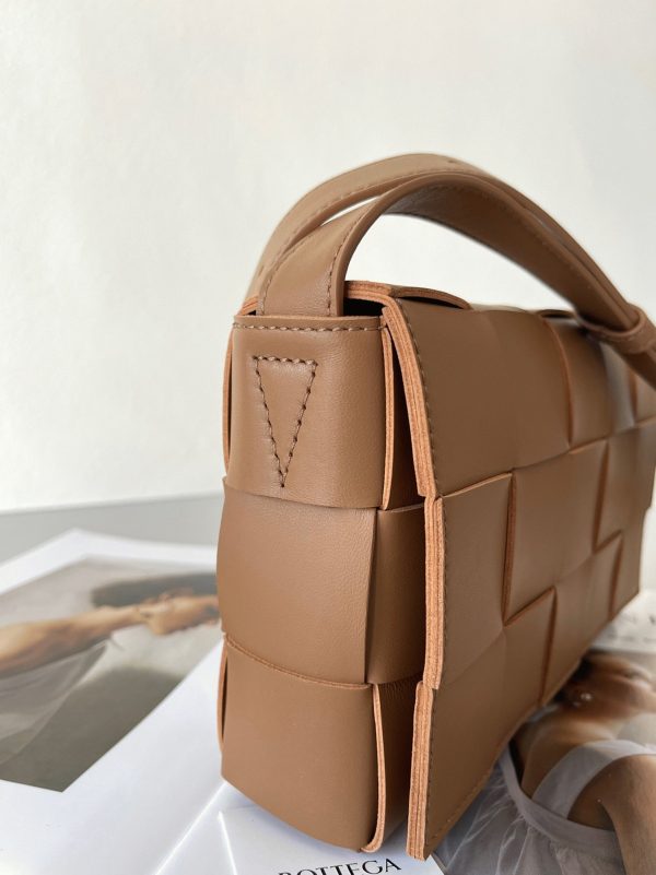 Réplique du sac Bottega Veneta Cassette en caramel – Image 2