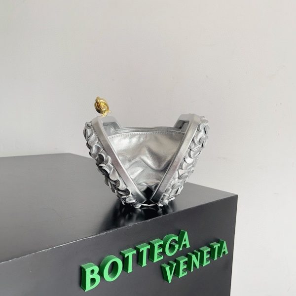 Contrefaçon Bottega Veneta Knot Minaudiere Clutch en Sequins Argentés – Image 10