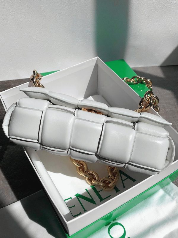 Contrefaçon du sac Bottega Veneta Chain Cassette en blanc – Image 7