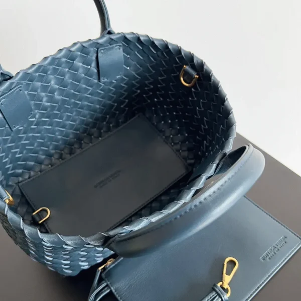 Fausse Bottega Veneta Cabat Mini en cuir d’agneau intrecciato bleu marine – Image 10
