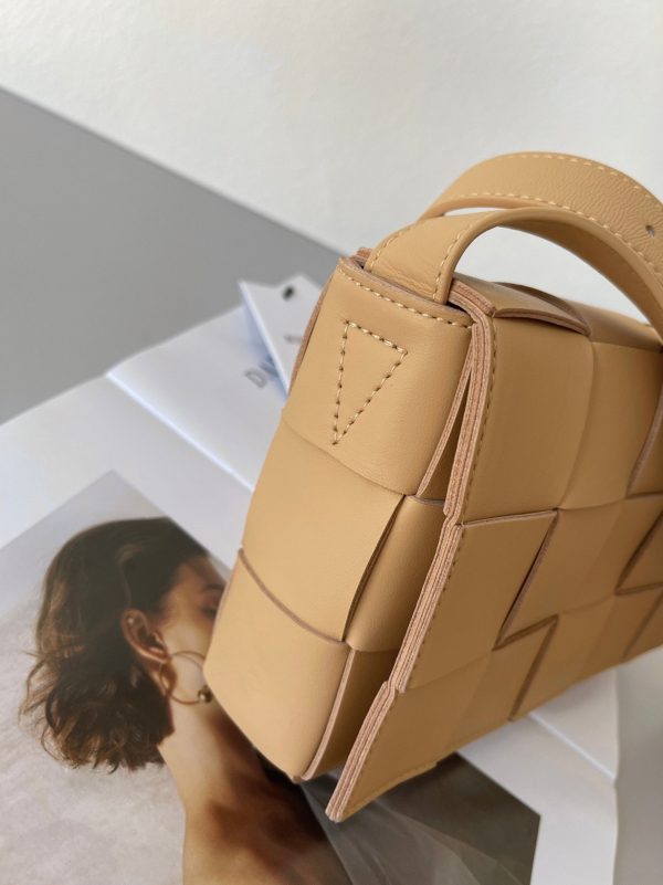 Contrefaçon du sac Bottega Veneta Cassette en Almond – Image 9